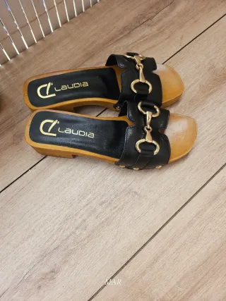 Zuecos Claudia Negros con Hebilla Dorada