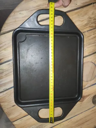 Plancha de cocina negra con asas