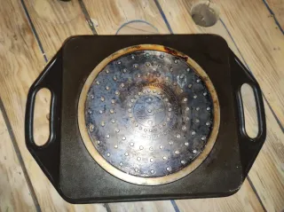 Plancha de cocina negra con asas