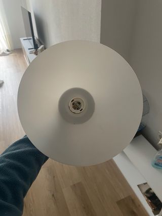 Lámpara de pie gris y blanca