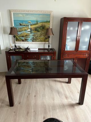 Vitrina de madera y cristal