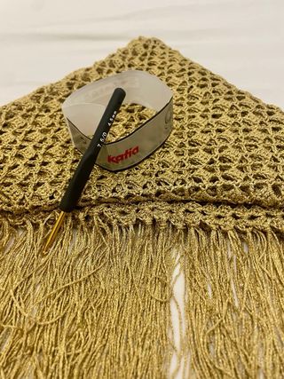 Chal de crochet dorado con flecos