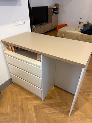 Isla de cocina con cajonera beige