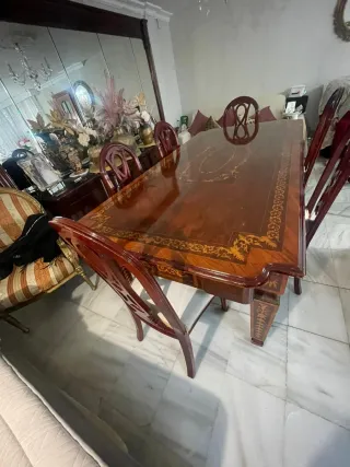 Mesa de comedor de madera con detalles dorados