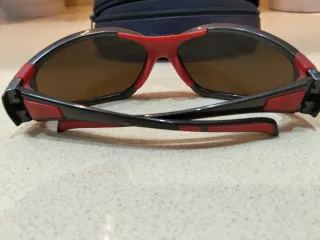 Gafas Sun Planet negras y rojas