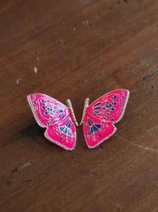 Orecchini a forma di ali farfalla smalto fucsia