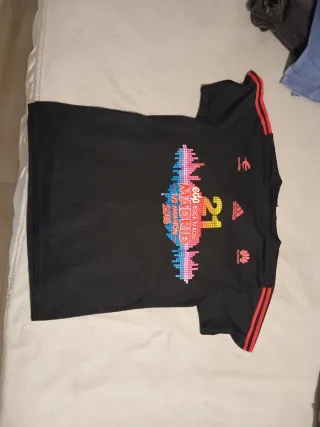 Camiseta deportiva Adidas negra manga corta