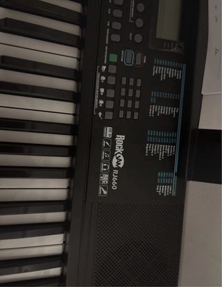 Piano con soporte, banqueta libro cascos...