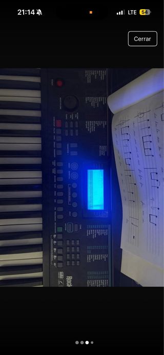 Piano con soporte, banqueta libro cascos...