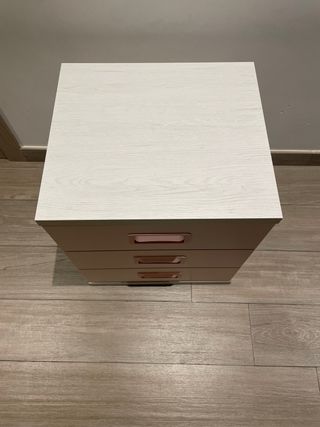 Mesita de noche 3 cajones rosa