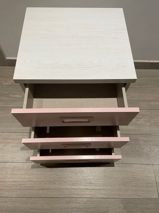 Mesita de noche 3 cajones rosa