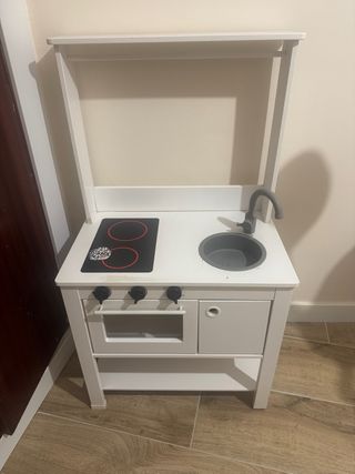 Cocina de juguete blanca