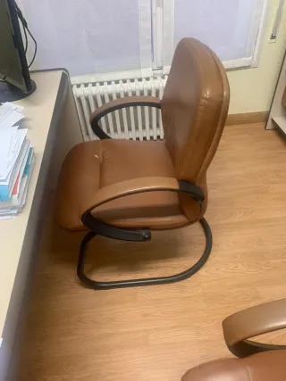 Butaca y dos sillas marrones de oficina