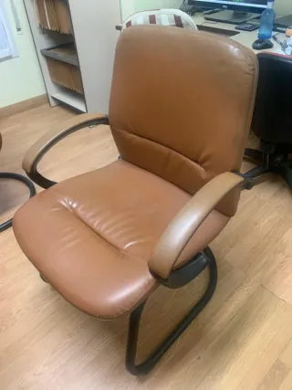 Butaca y dos sillas marrones de oficina