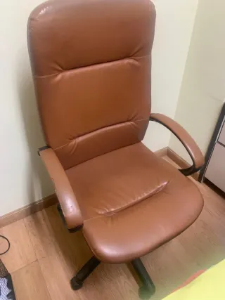 Butaca y dos sillas marrones de oficina