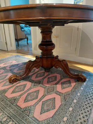 Mesa de comedor de nogal extensible