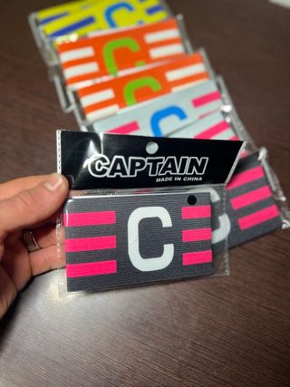 Equipo deportivo verde con logo C