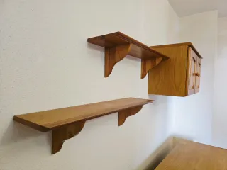 Armario de pared de madera maciza.