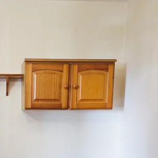 Armario de pared de madera maciza.