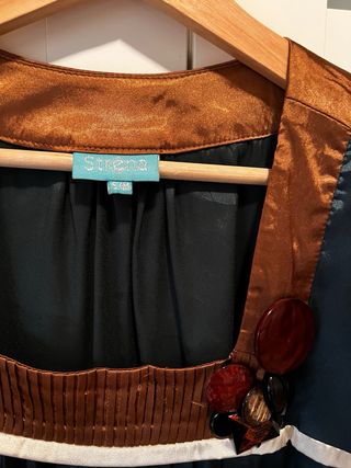 Vestido de satén con detalles dorados