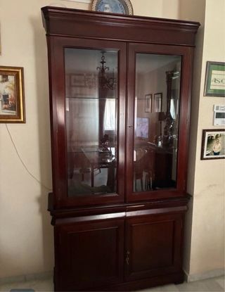 Vitrina de caoba estilo antiguo