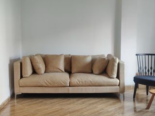 Sofá de piel beige y marrón