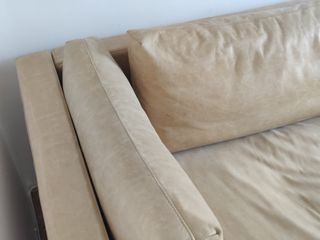 Sofá de piel beige y marrón