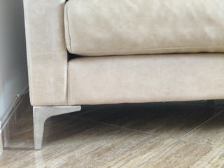 Sofá de piel beige y marrón