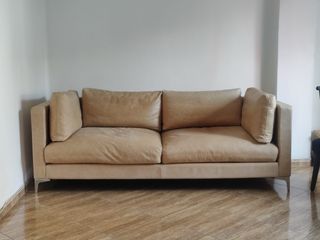 Sofá de piel beige y marrón