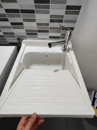 Lavatoio completo di mobile con rubinetto