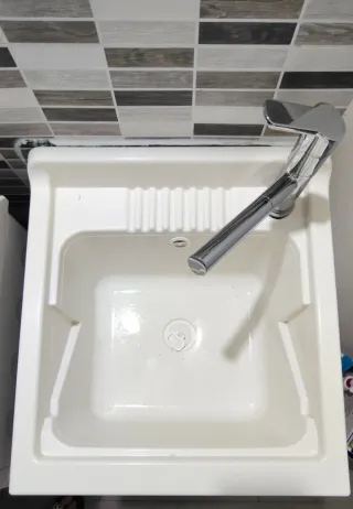 Lavatoio completo di mobile con rubinetto