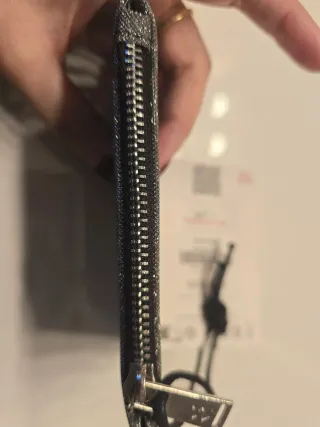 Billetera de Bershka brillo plateada