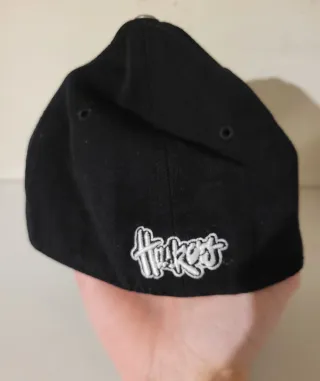 Cappello Zephyr nero con lettera N