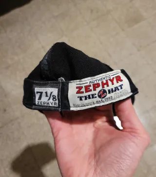 Cappello Zephyr nero con lettera N