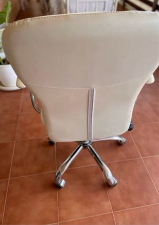 2 Sillas de escritorio blancas con ruedas