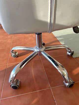 2 Sillas de escritorio blancas con ruedas