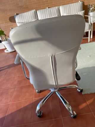 2 Sillas de escritorio blancas con ruedas