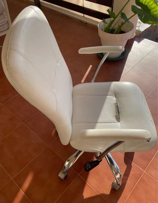 2 Sillas de escritorio blancas con ruedas