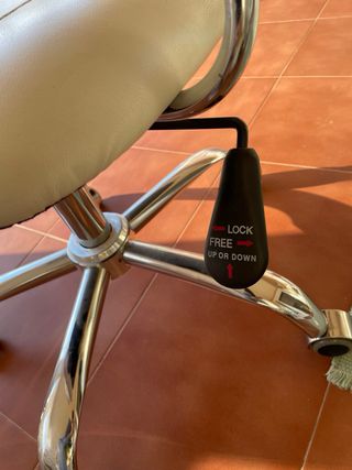 2 Sillas de escritorio blancas con ruedas