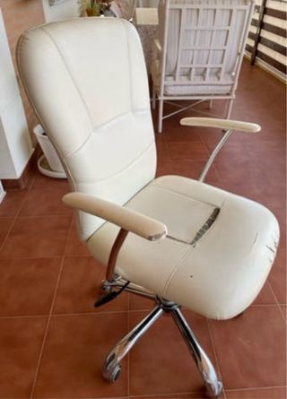 2 Sillas de escritorio blancas con ruedas