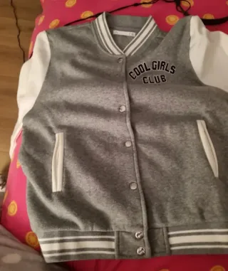 Chaqueta Béisbol Gris y Blanca