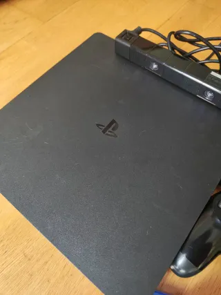 PS4 Slim 1TB + Mando Camuflaje + Cámara + Just Dan