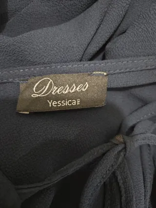 Vestido azul marino con volantes