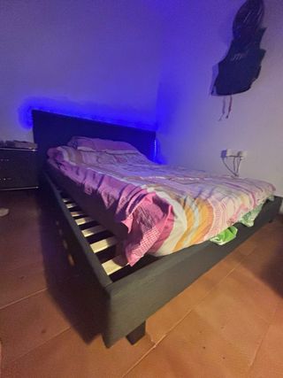 Cama tapizada gris y rosa