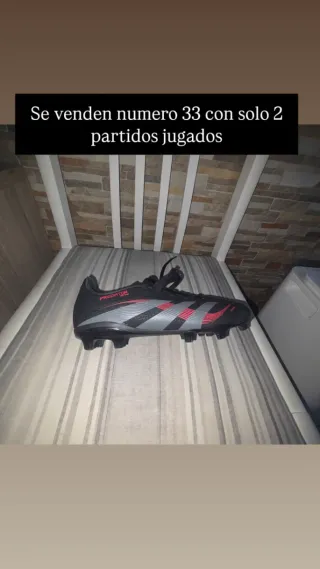 Botas de fútbol negras y rojas