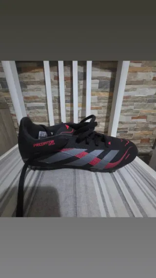 Botas de fútbol negras y rojas