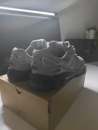 Asics Gel NYC Gris y Negro