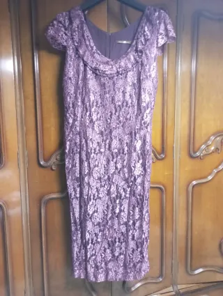 Vestido morado de encaje