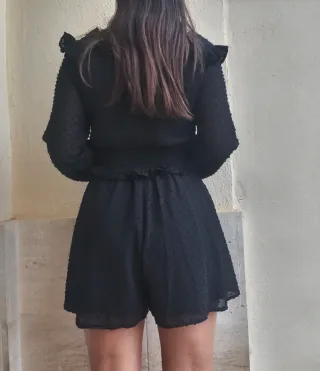 Mono corto negro volantes