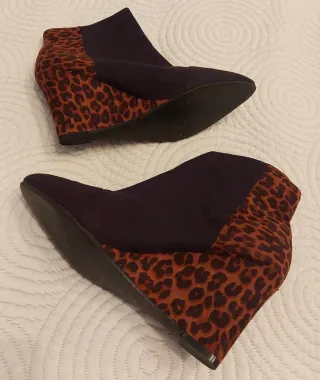 Botines negros y print animal